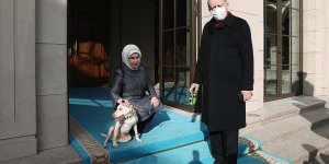 Emine Erdoğan, Cumhurbaşkanı Erdoğan'ı 'Leblebi' ile birlikte uğurladı