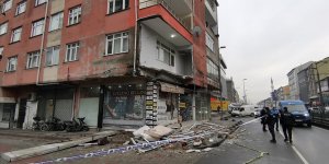 Sultangazi'de bir binanın balkonu çöktü!