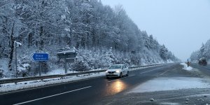 Bolu Dağı'nda kar yağışı etkili oluyor..