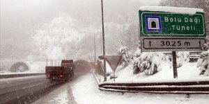 Bolu Dağı'nda yoğun kar yağışı etkisini sürdürüyor..