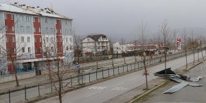 Bolu'da fırtınada çatılar uçtu, ağaçlar devrildi!