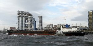 Zeytinburnu Sahili'nde kargo gemisi karaya oturdu!