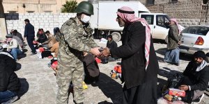 Mehmetçik, Barış Pınarı bölgesinde ihtiyaç sahiplerine gıda yardımı yaptı