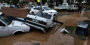 İzmir'de şiddetli yağışın yol açtığı zarar büyüyor