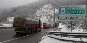 Bolu Dağı'nda kar yağışı etkili oluyor..