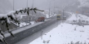 Bolu Dağı'nda yoğun kar yağışı etkili oluyor