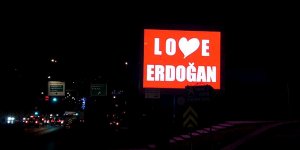 Gaziosmanpaşa'da 'Love Erdoğan' görseli LED ekranlara yansıtıldı