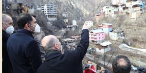 Soylu ve Kurum, çok sayıda evin yandığı Yusufeli ilçesi Dereiçi köyünde incelemelerde bulundu