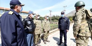 Bakan Akar, beraberindeki TSK Komuta Kademesi ile Gökçeada'da komandolarla bir araya geldi