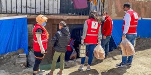 Türk Kızılay Van'da 1800 kişiye sıcak yemek ulaştırıyor