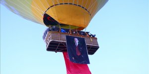 Kapadokya'da balonlar Türk bayrakları ve Atatürk posteri ile uçtu