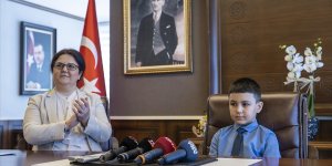 Bakan Yanık, 23 Nisan dolayısıyla koltuğunu ilkokul öğrencisi Azad'a devretti