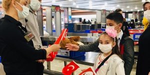 Sabiha Gökçen Havalimanı'nda çocuk yolcular Türk bayraklarıyla karşılandı