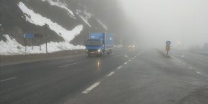 Bolu Dağı'nda sis ve yağmur etkili oluyor..