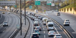 İstanbul'da, 'tam kapanma' öncesinde şehir dışına çıkmak isteyenler nedeniyle trafik yoğunlaştı