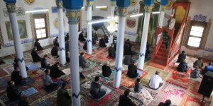 Kovid-19 tedbirleriyle kılınacak olan bayram namazının saatleri belli oldu