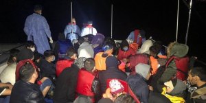 Çanakkale açıklarında Türk kara sularına itilen 46 düzensiz göçmen kurtarıldı