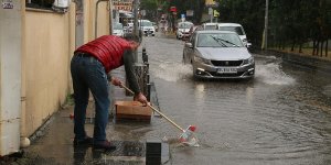 Samsun'da sağanak nedeniyle rögarlar taştı, trafikte aksamalar oldu
