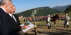 Cumhurbaşkanı Erdoğan, Azerbaycan Cumhurbaşkanı Aliyev ile Şuşa'da at yarışı izledi