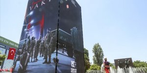 İstanbul ve Ankara'da kurulan led kulelerde, darbe girişimine karşı milletin mücadelesi anlatıldı