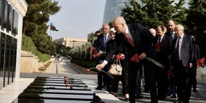 AK Parti heyeti Azerbaycan'da şehitlikleri ziyaret etti!