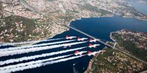Türkiye ve Azerbaycan uçakları İstanbul Boğazı'nda selamlama uçuşu yaptı