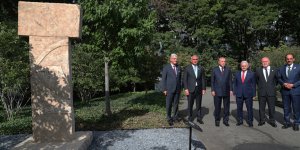Cumhurbaşkanı Erdoğan, BM bahçesinde sergilenen Göbeklitepe dikilitaş replikasını ziyaret etti