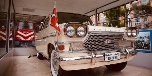 'DEVRİM'in baba yadigarı fotoğraflarına gözü gibi bakıyor