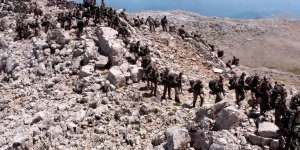 Türk askeri 'Komando Marşı' eşliğinde Davraz Dağı'na tırmanarak şehitleri andı