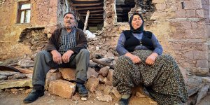 Konya'daki depremde evi hasar gören aile yaşadıklarını anlattı