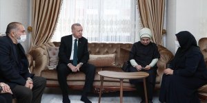 Cumhurbaşkanı Erdoğan ve eşi Emine Erdoğan, kılıçlı saldırıda hayatını kaybeden Başak Cengiz'in ailesini ziyaret etti!