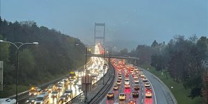 İstanbul'da yağışın da etkisiyle trafik yoğunluğu yaşanıyor