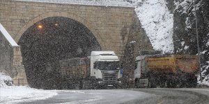 Zigana Dağı Geçidi'nde kar yağışı ve sis etkili oluyor