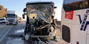 Yolcu otobüsü kaza yapan tırlara çarptı, hostes öldü, 35 kişi yaralandı