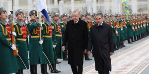 Cumhurbaşkanı Erdoğan, Türkmenistan'da resmi törenle karşılandı