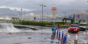 İzmir'de fırtına nedeniyle deniz taştı!