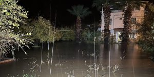 Bodrum'da sağanak nedeniyle evleri su bastı, kaya parçaları yolları kapattı