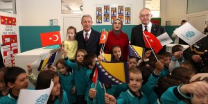 Boşnak öğrencilerden Bakan Akar'a 'Plevne Marşı' sürprizi
