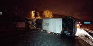 Yolcu otobüsü kaza yapan tıra çarpıp devrildi, 1 kişi öldü, 27 kişi yaralandı