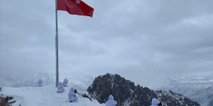 Mehmetçik’ten bayrak donduran soğukta vatan nöbeti