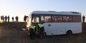 Edirne'de memurları taşıyan servis minibüsünün lastiği patladı