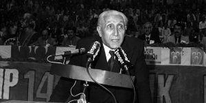 Türk siyasetinin renkli ismi Osman Bölükbaşı'nın vefatının 20. yılı