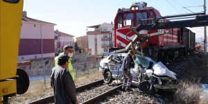 Ankara'da yük treni otomobile çarptı, 1 kişi öldü, 1 kişi yaralandı