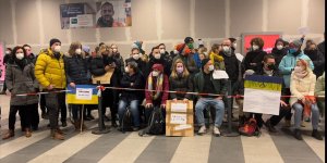 Ukrayna’dan Berlin’e ulaşan mültecileri tren istasyonunda gönüllüler karşılıyor