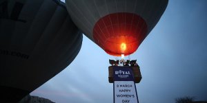 Kapadokya'da sıcak hava balonları '8 Mart Dünya Kadınlar Günü' için havalandı