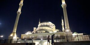 Ganalı Müslümanlar teravih namazını Gana Milli Camisi'nde eda ediyor