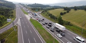 Bayram tatili için yola çıkanlar Bolu Dağı'nda uzun araç kuyrukları oluşturdu
