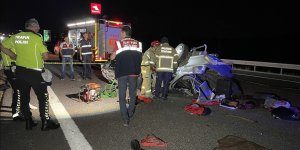 İstanbul-İzmir Otoyolu'nda otomobil bariyerlere çarptı, 3 kişi öldü, 2 kişi yaralandı