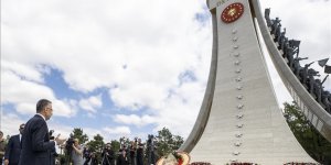 Cumhurbaşkanı Yardımcısı Oktay, 15 Temmuz Anıtı'na çelenk bıraktı!
