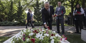 Bakan Çavuşoğlu Dışişleri Şehitliği'ni ziyaret etti